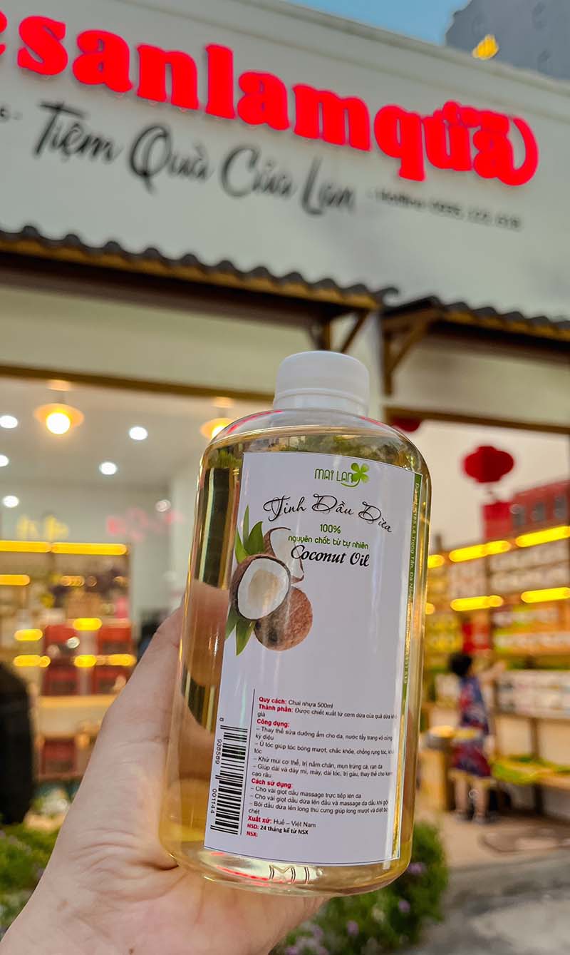 tinh-dau-dua-nguyen-chat-Mai-Lan-tai-tiem-qua-cua-lan